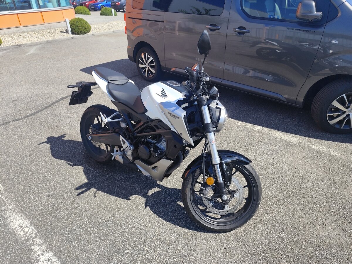 Honda CB125R rok 2020 bílá perleť pouze 8700KM - 5