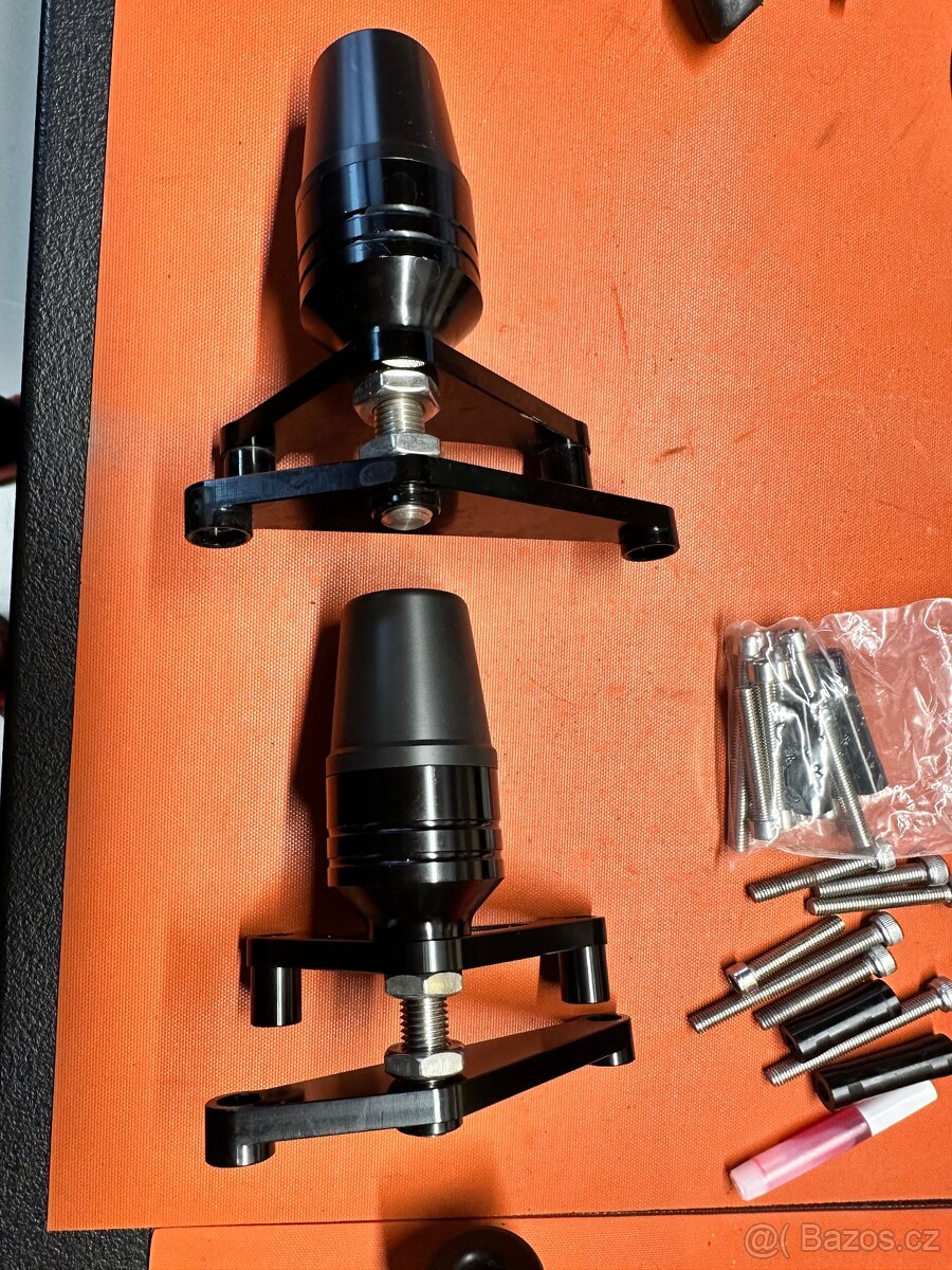 Ducati Panigale v4 padáky padací protektory crash bobbins - 5