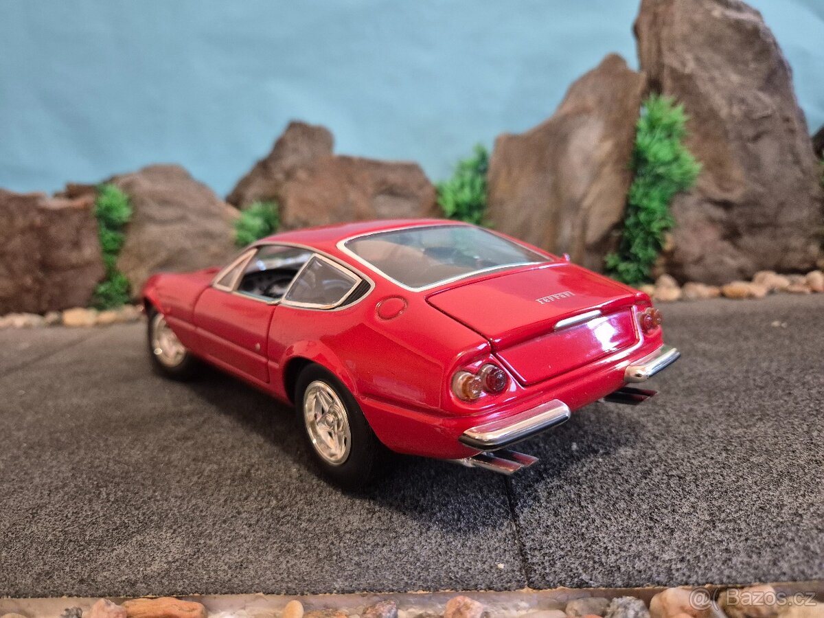 Prodám model 1:18 Ferrari 365GTB/4 - 5