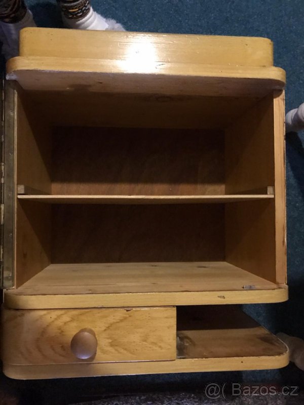 Postel a dva noční stolky - 5