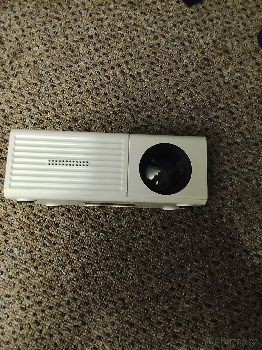Prodám malý ale šikovný projektor - 5