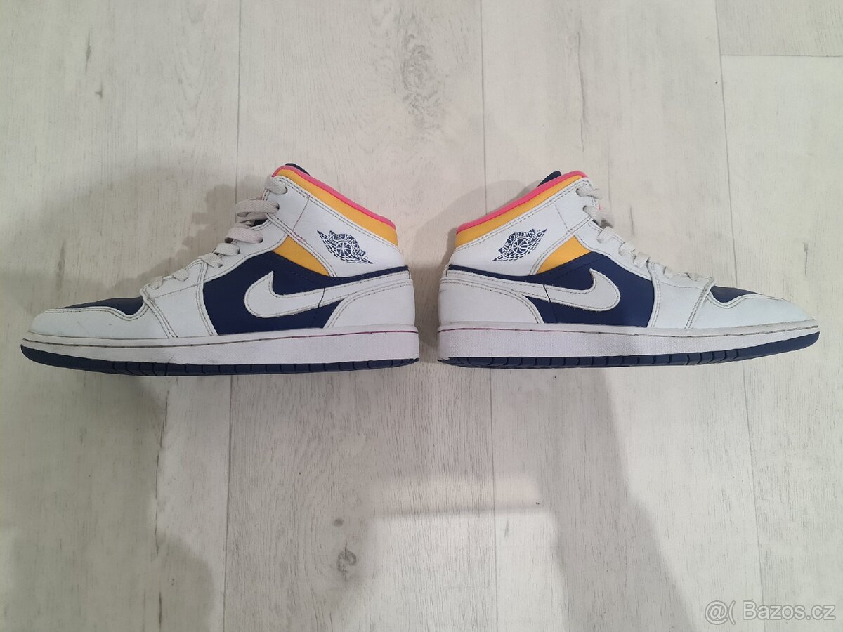 Air Jordan 1 MID vel.39
- 5