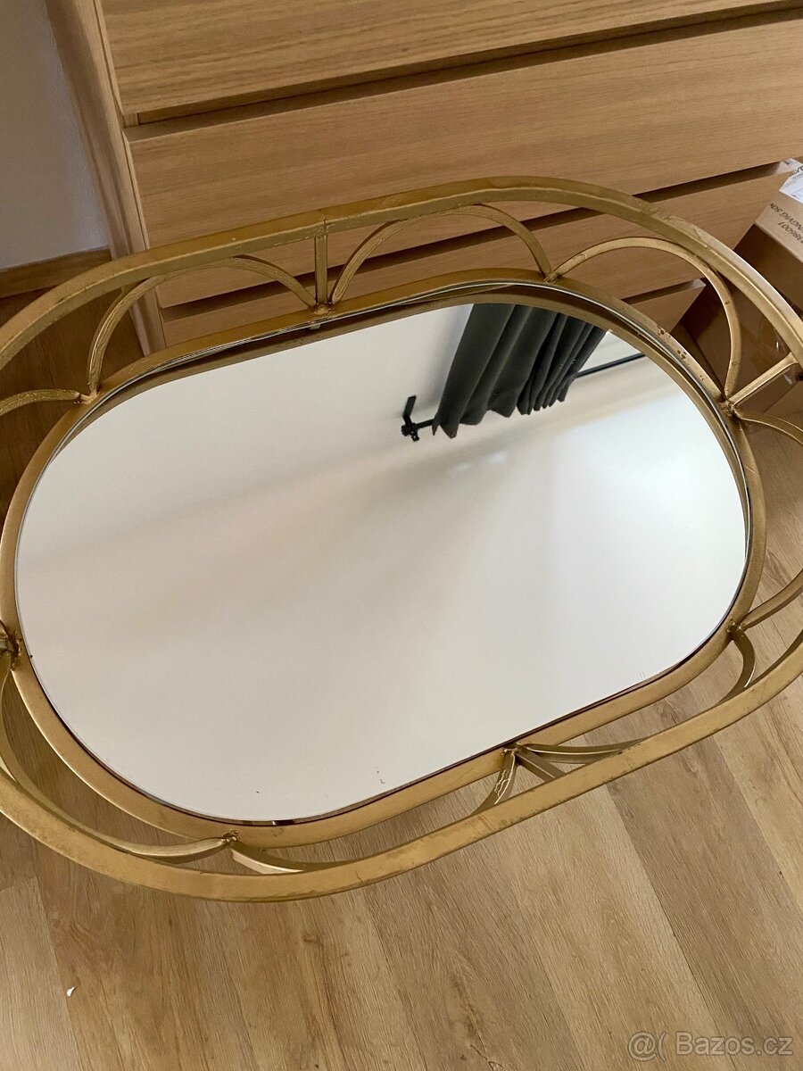 Zlatý set z westwing. Židle, vitrína, stolek, noční stolek - 5