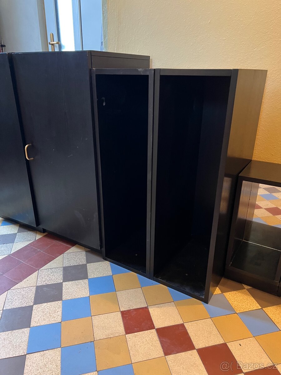 Skříňky a stůl za odvoz - 5