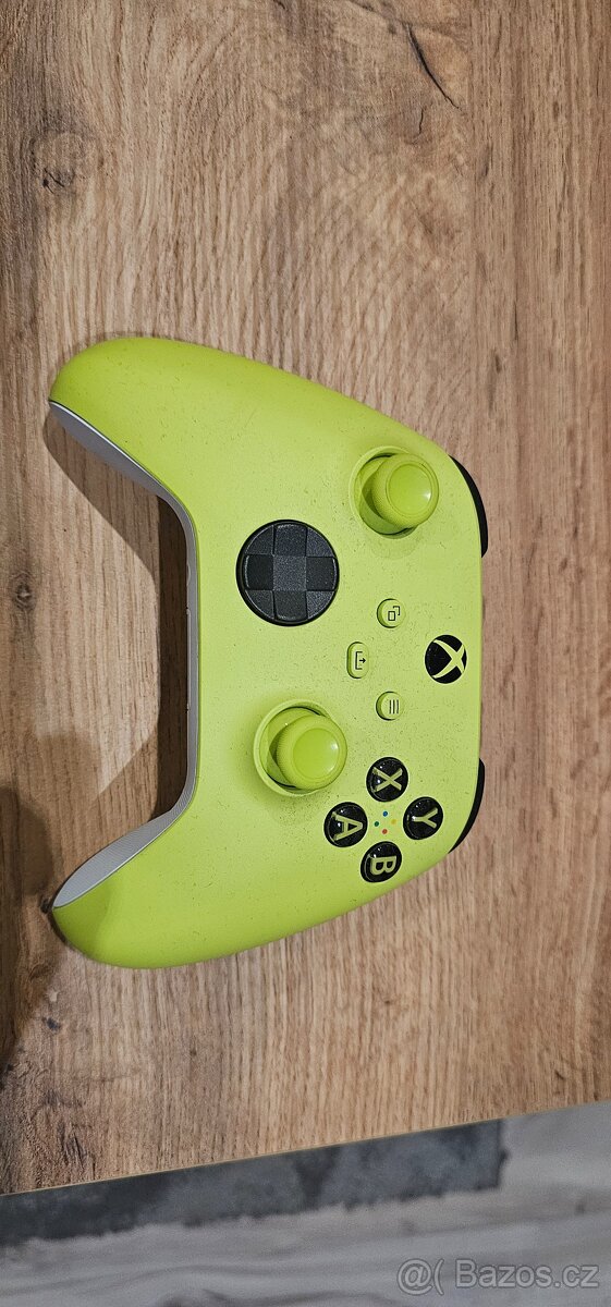 Xbox series S - 2x ovladač - 5
