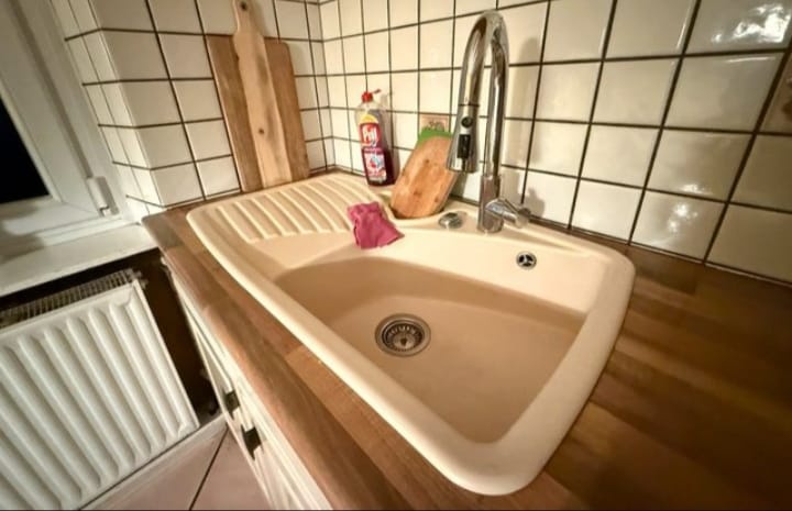 Krémová venkovská kuchyně s vestavěnými spotřebiči,5654 - 5