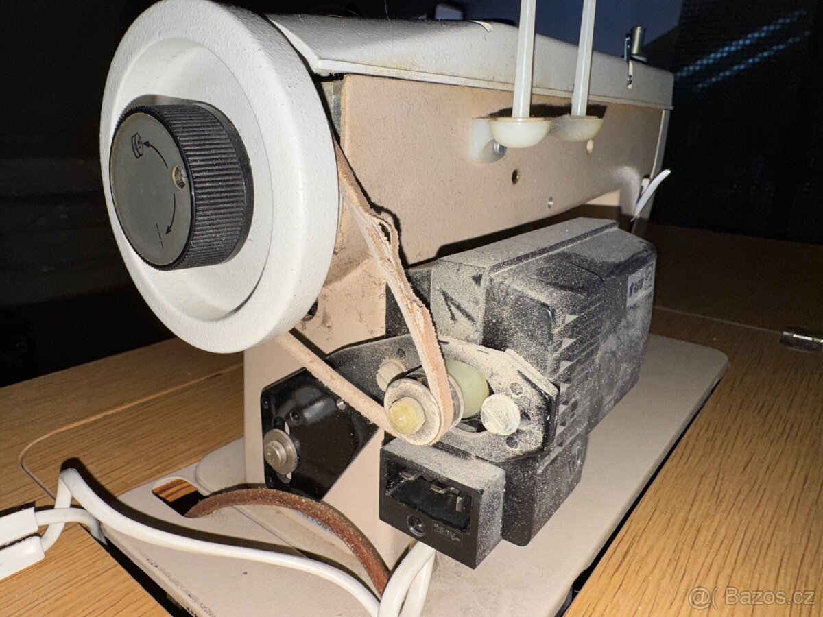 Retro skříňový šicí stroj Lucznik 438 - 5