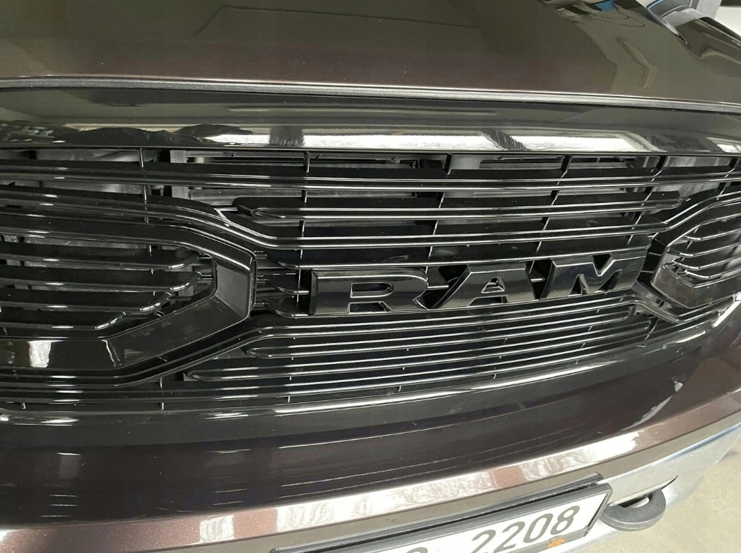 DODGE RAM 1500 2013-2018 ČERNÁ LESKLÁ MASKA + EMBLÉM NOVÁ - 5