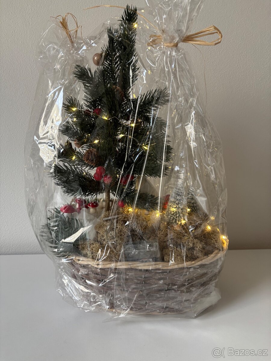 Zimní svítící koš plný různých dekorací - 5