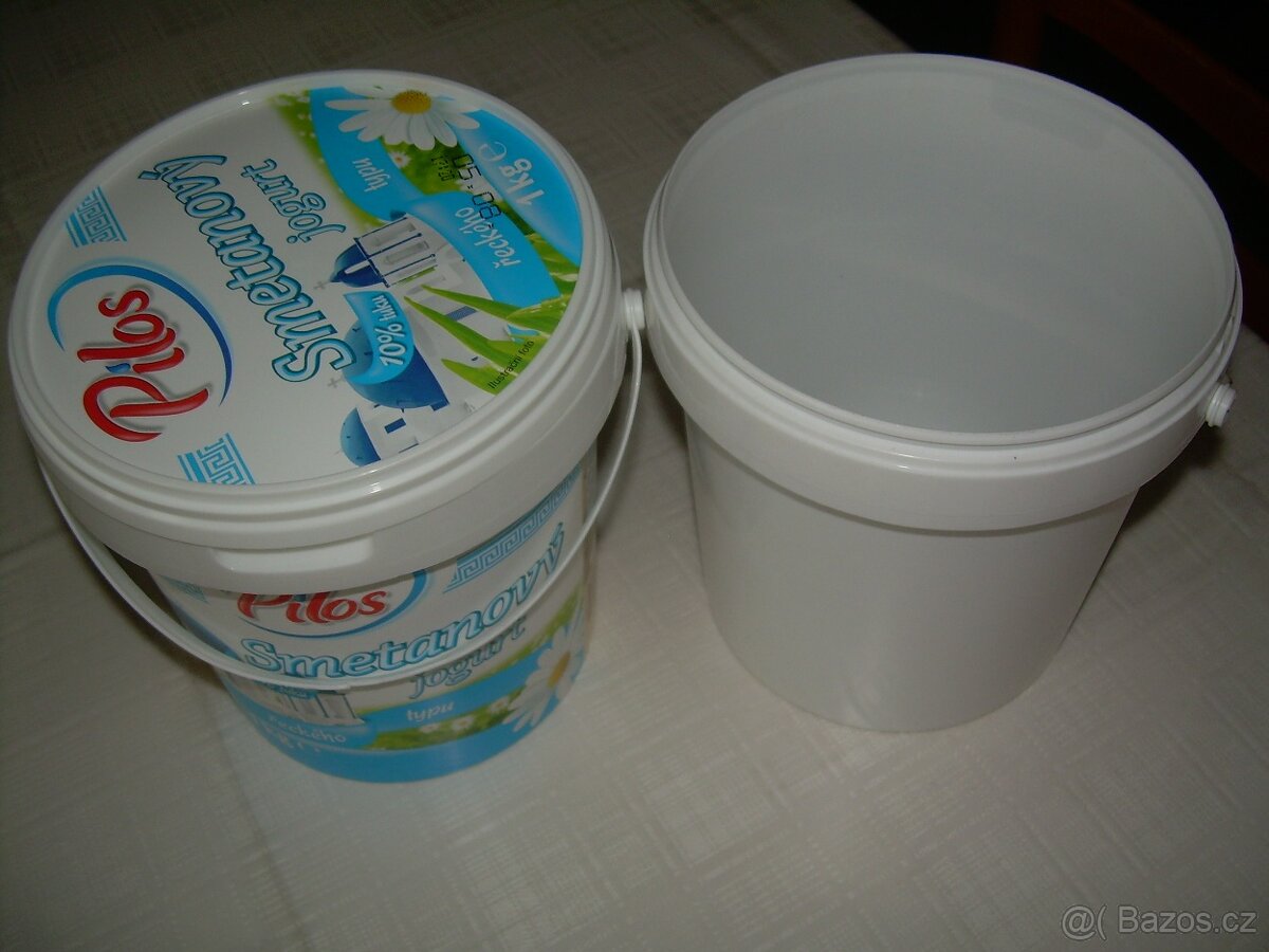 vyřezávaná polička - dřevo, kbelíčky, stereo - 5