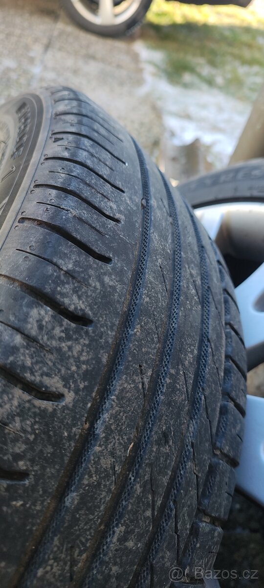 Letni pneu na discich Renaulr - 5