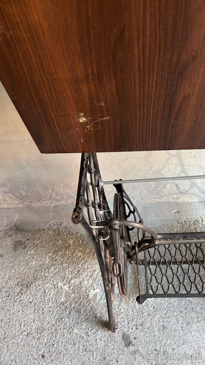 Stolek ze šicího stroje Singr - 5