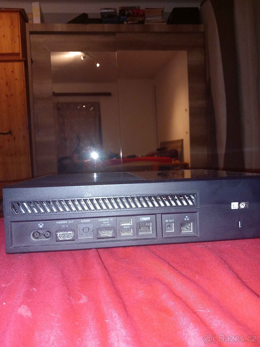 Prodám Xbox One bundle konzole + 2 ovladače + 10 her + Kinec - 5