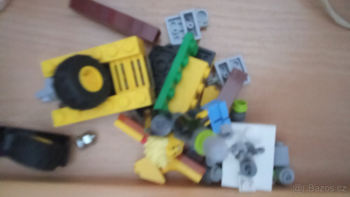 Prodám hrad, klíčenku, čelenku, lego, hračky - 5