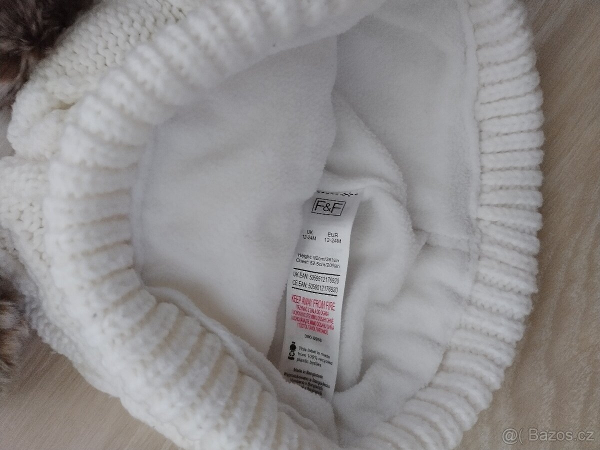 Zimní dívčí čepice s bambulemi - 5