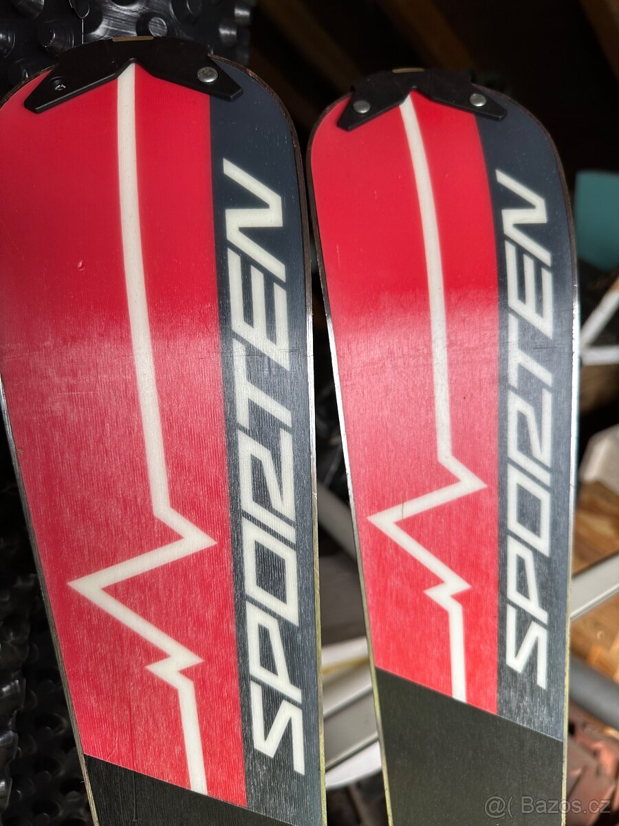 Sjezdové lyže červené v hezkém stavu - 5