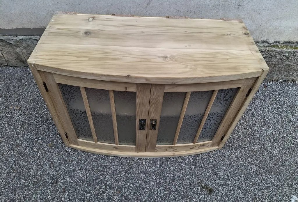 SKŘÍNKA NA ZEĎ PO RENOVACI - 5