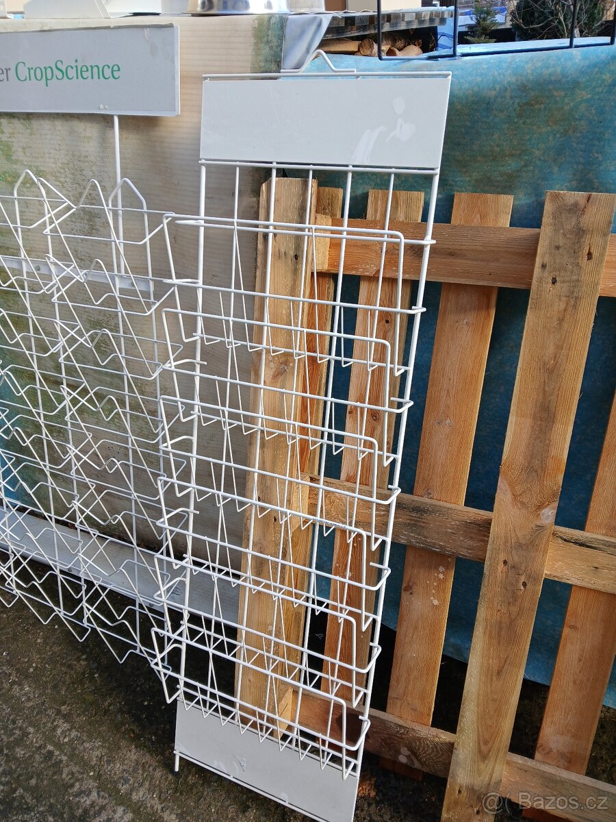 Kovový stojan na katalogy-noviny- nástěnný - 5