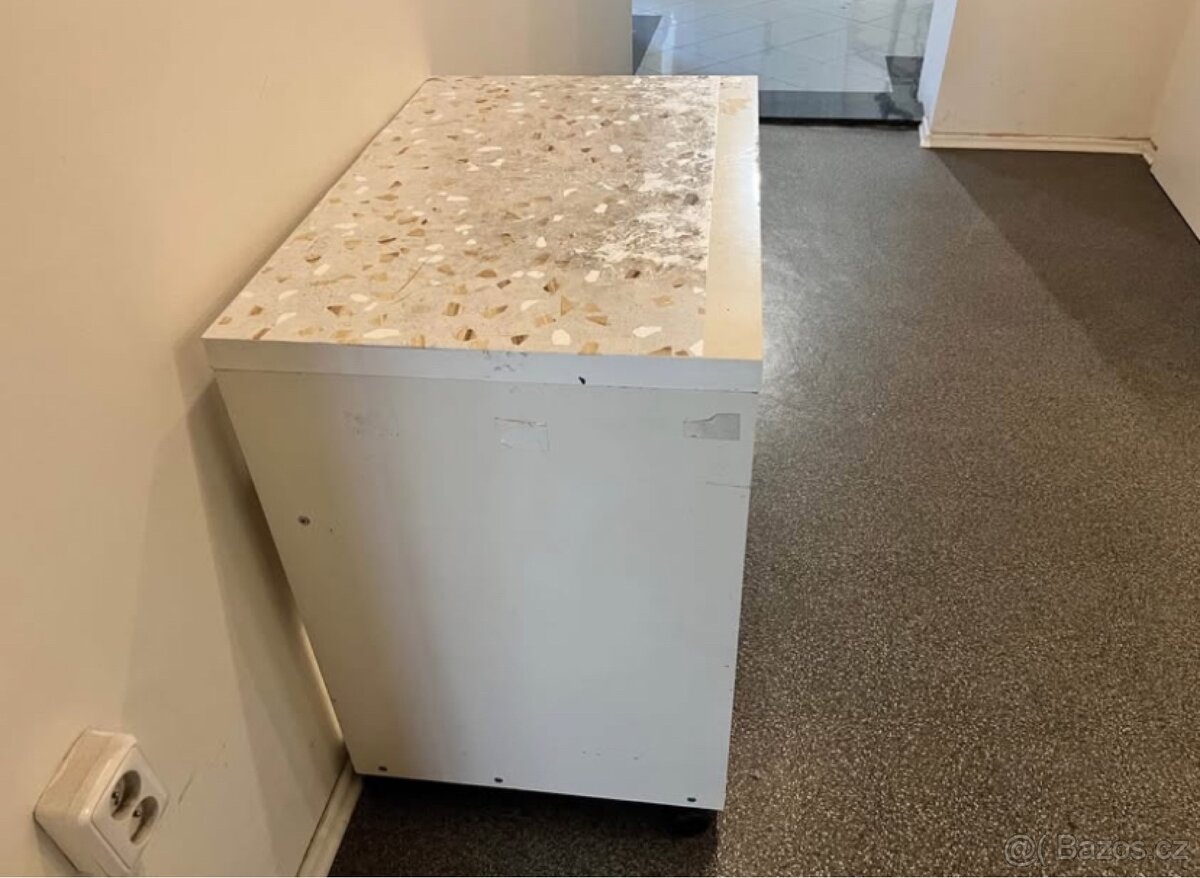 Ikea stůl a skřínka za odvoz - 5