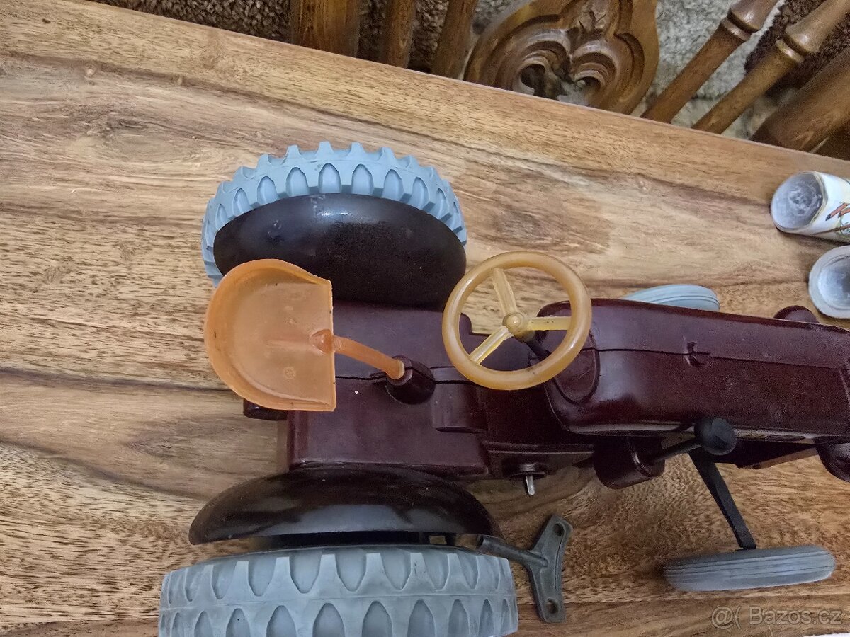 KRASNY BAKELIT TRAKTOR ZETOR 25 KLIČEK S KRABICÍ - 5