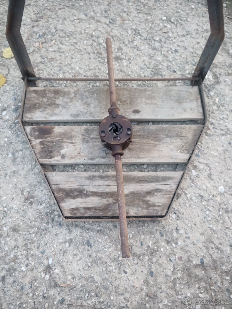 Svěrák Pionýr a závitník - 5