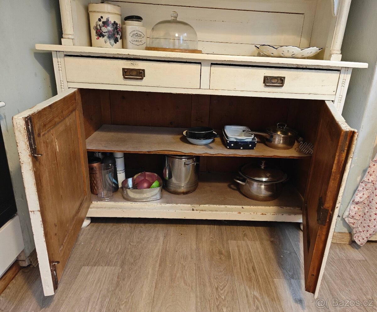 Starožitná kredenc - 5
