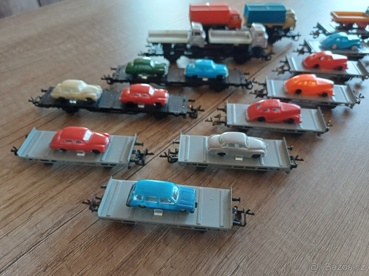 Plošinové vagony s nákladem aut. TT - 5