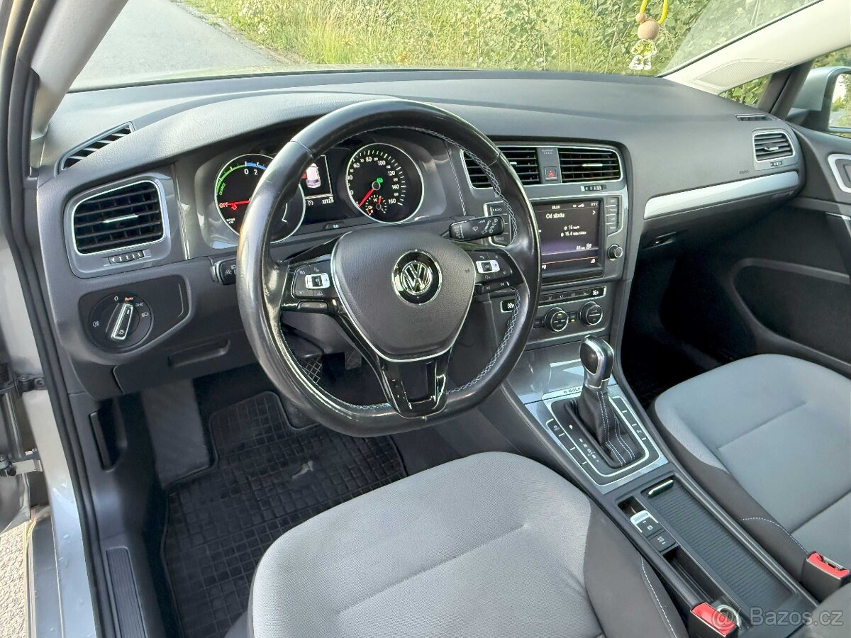 Nabízím zachovalý elektromobil VW E-Golf 85kW Tepelné čerpad - 5