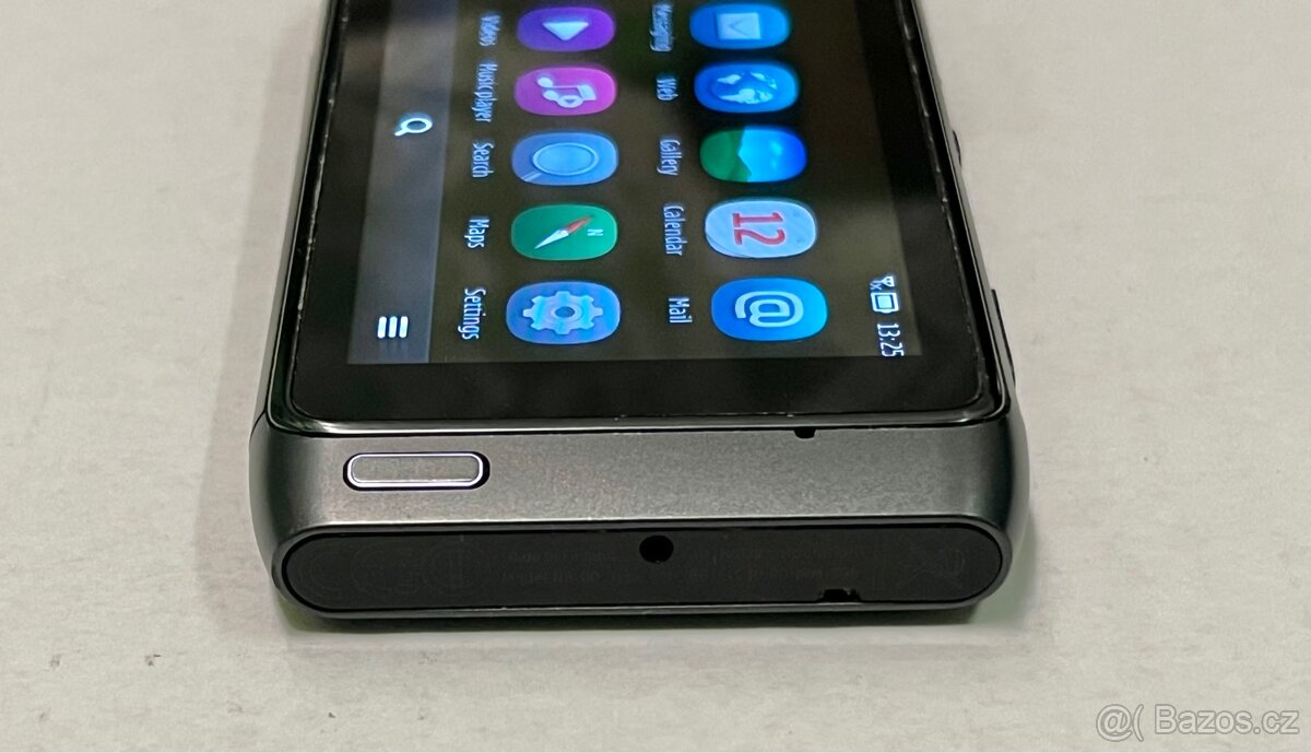 Mobilní telefon Nokia N8 - 5