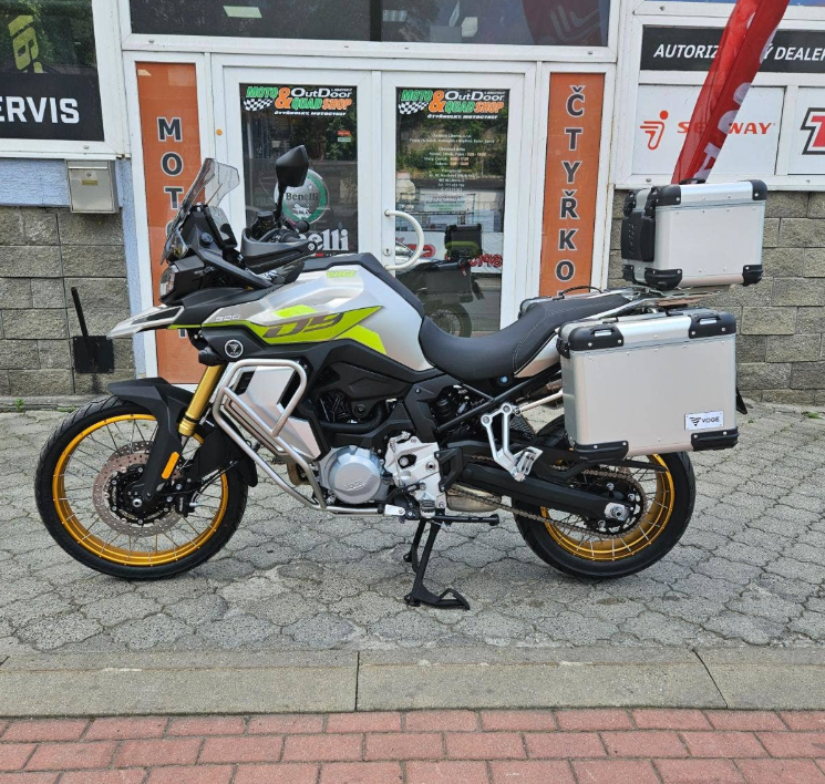 Voge 900 DSX, brzdy Brembo, Kontrola trakce, quickshift