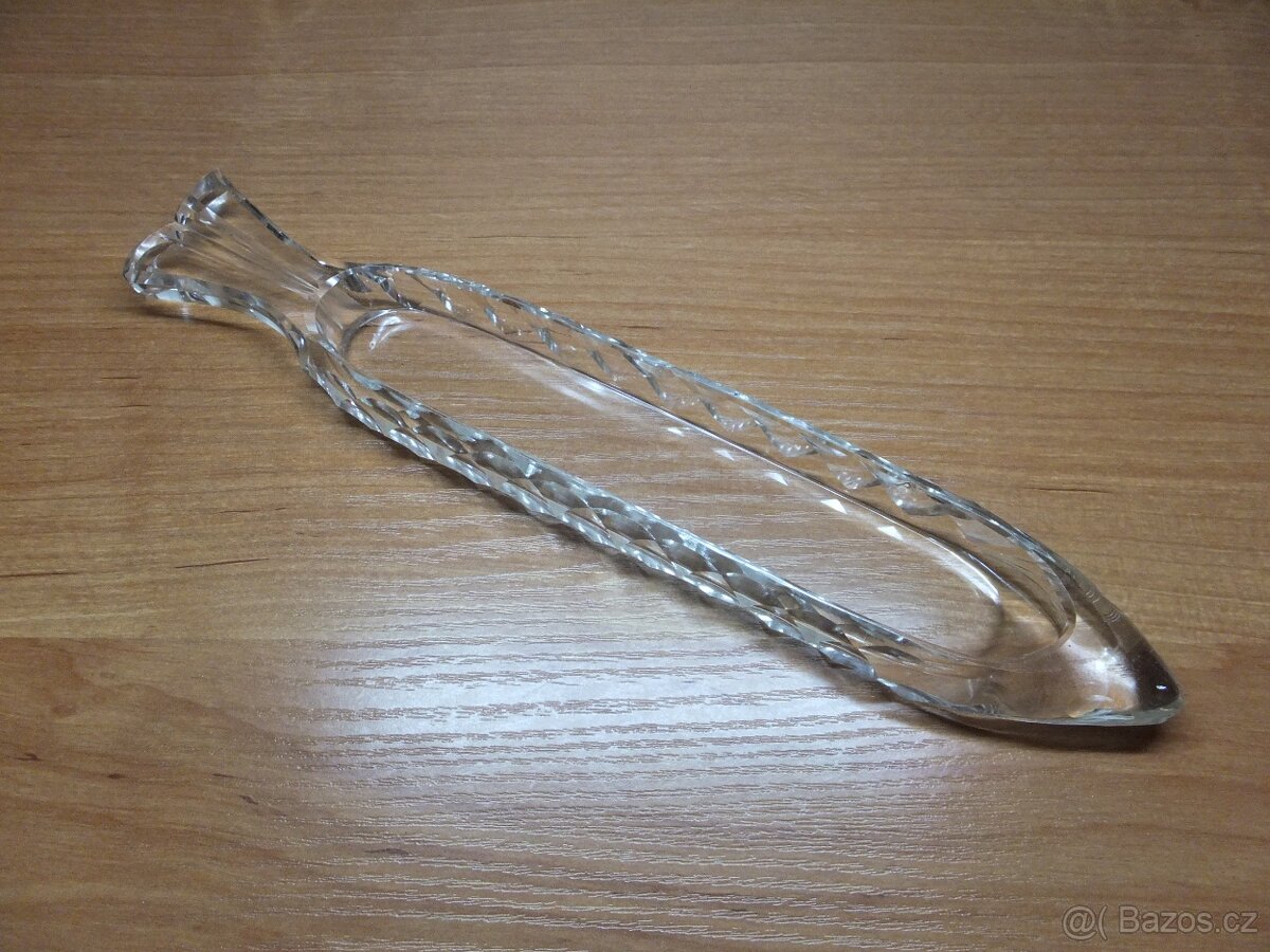 Prvorepubliková broušená miska ve tvaru ryby. - 5