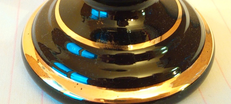 Černá váza s malovanými květy a vlněným okrajem - 5