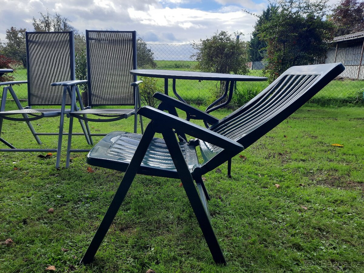 Kovový stůl- tahokov 2 ks,hliníková křesílka 4 ks,plast.křes - 5