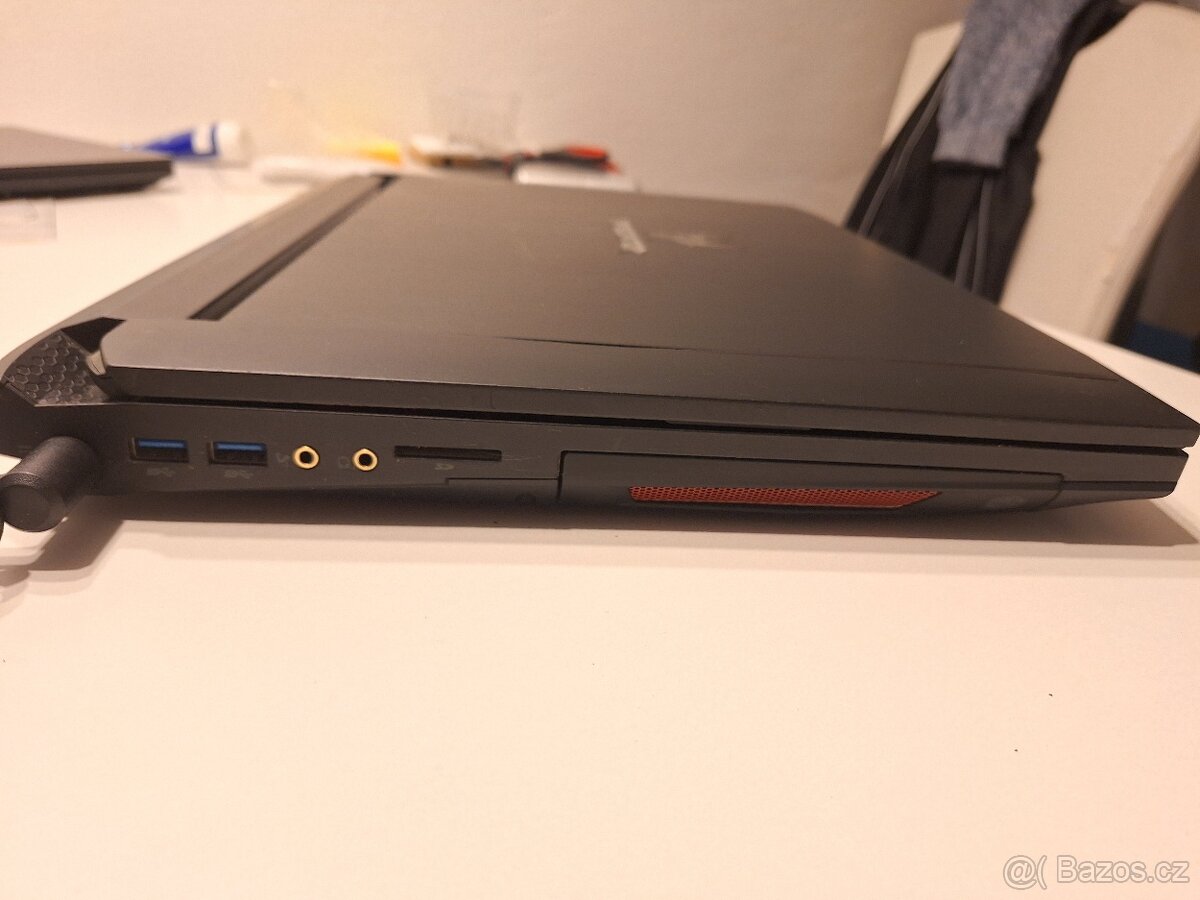 Starší herní notebook Acer Predator - 5