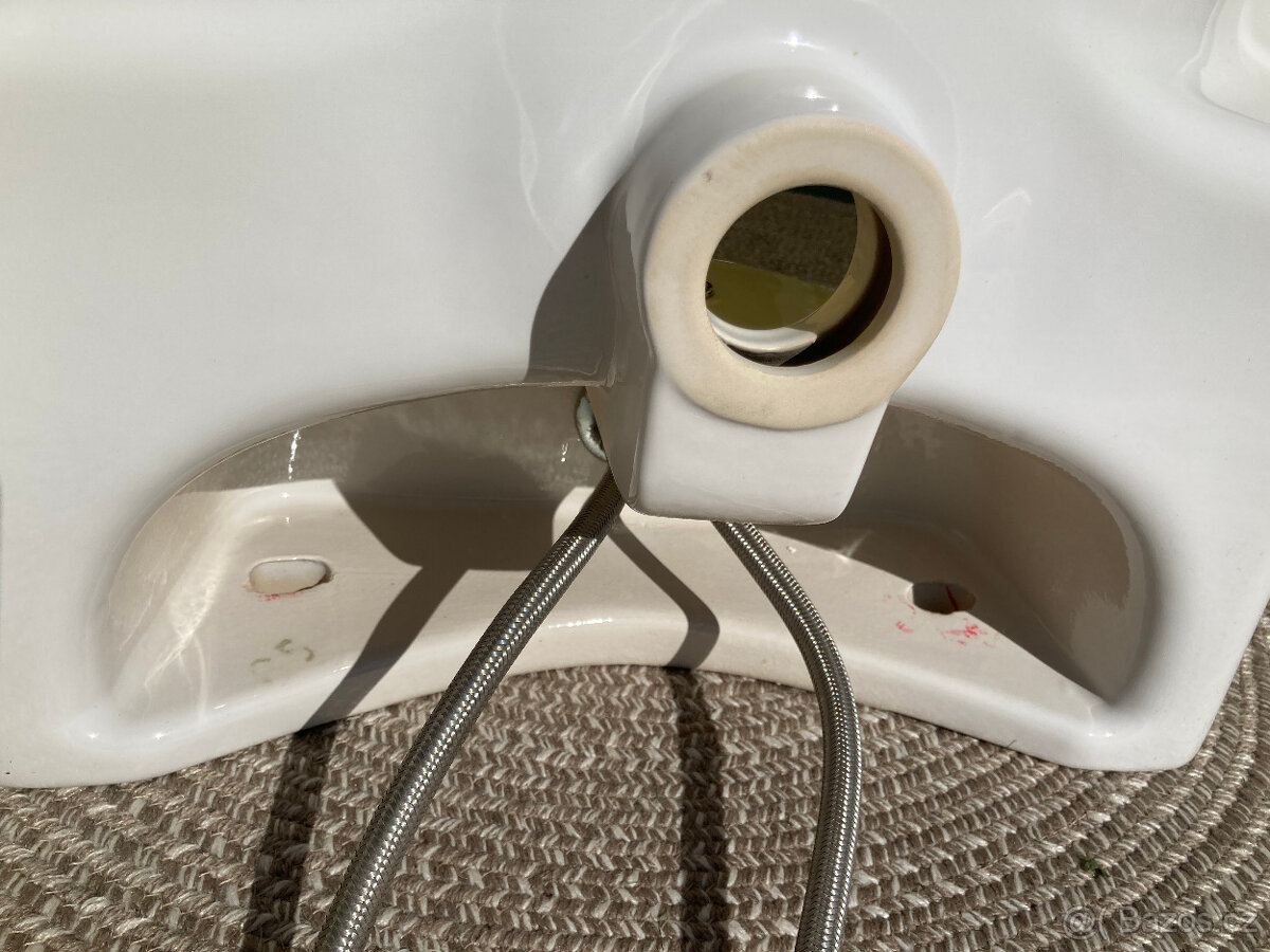 Nepoužívané umyvadlo a baterie - 5