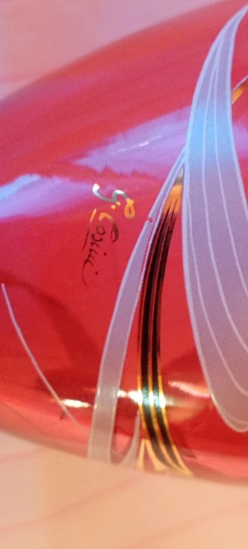 Červená váza s malovanými květy - 5