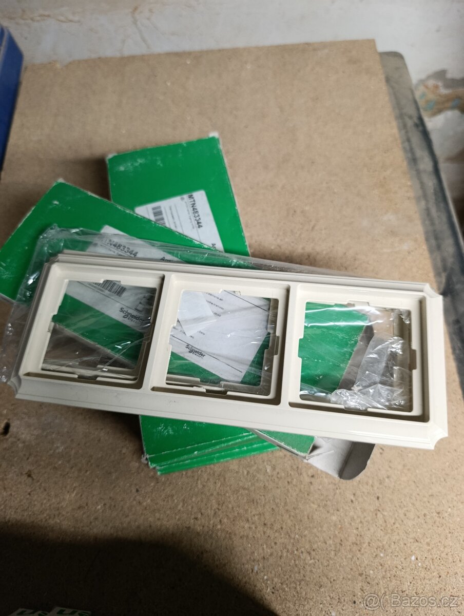 Rámečky vypínačů a zásuvek Schneider - 5