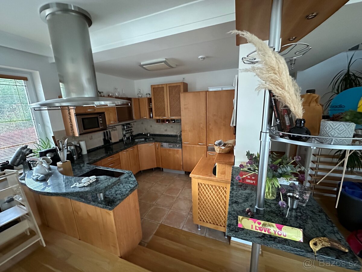 Kuchyňská linka s kamennou deskou - 5