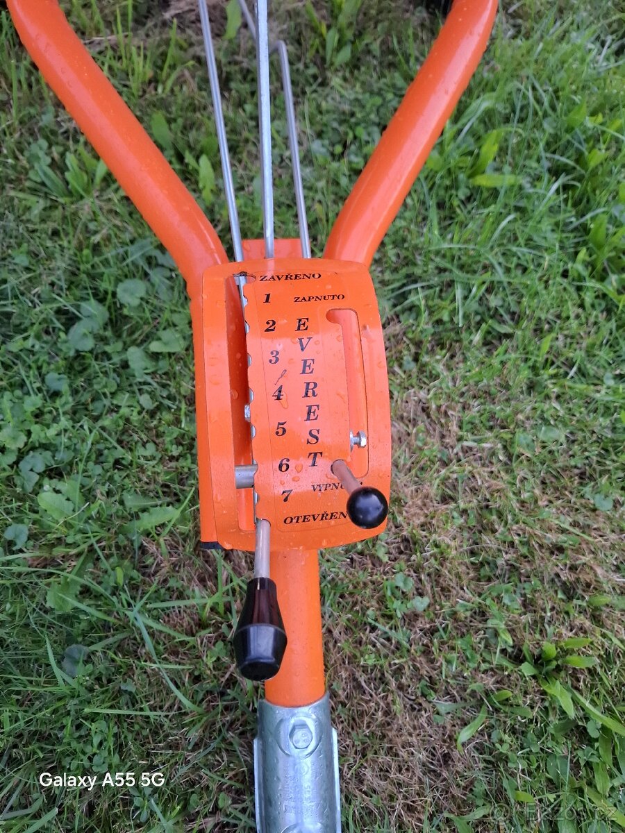 Tažené rozmetadlo soli, písku a hnojiv DAKR - 5