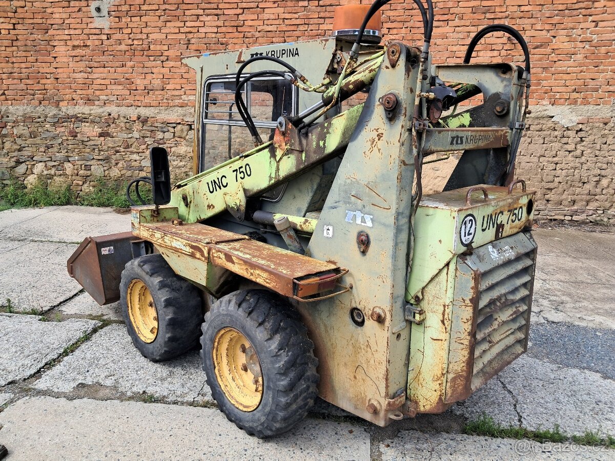 Prodám smykový nakladač UNC 750 - 5
