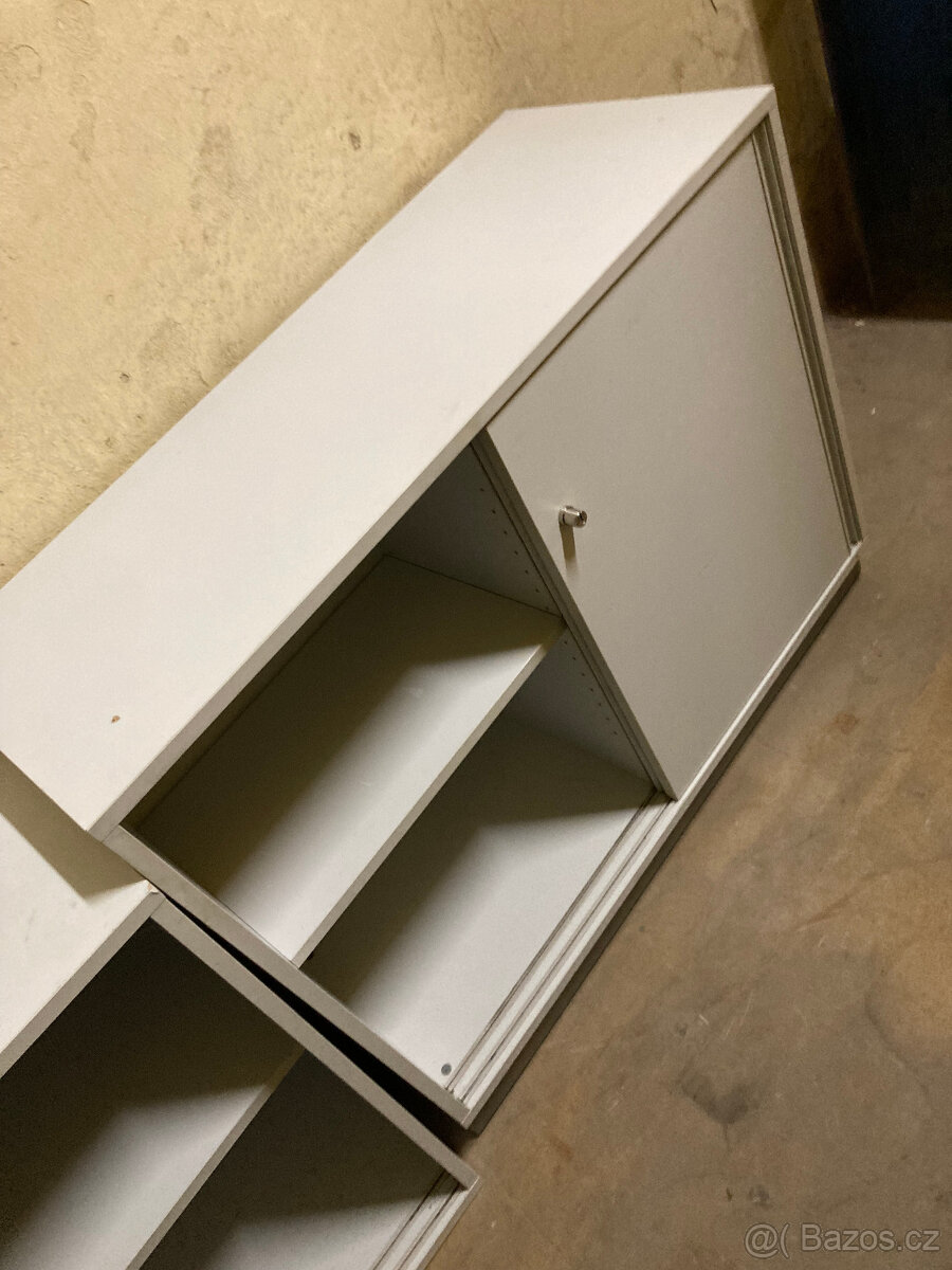 Skříňka nábytková nízká s posuvnými dveřmi za 500 kč - 5