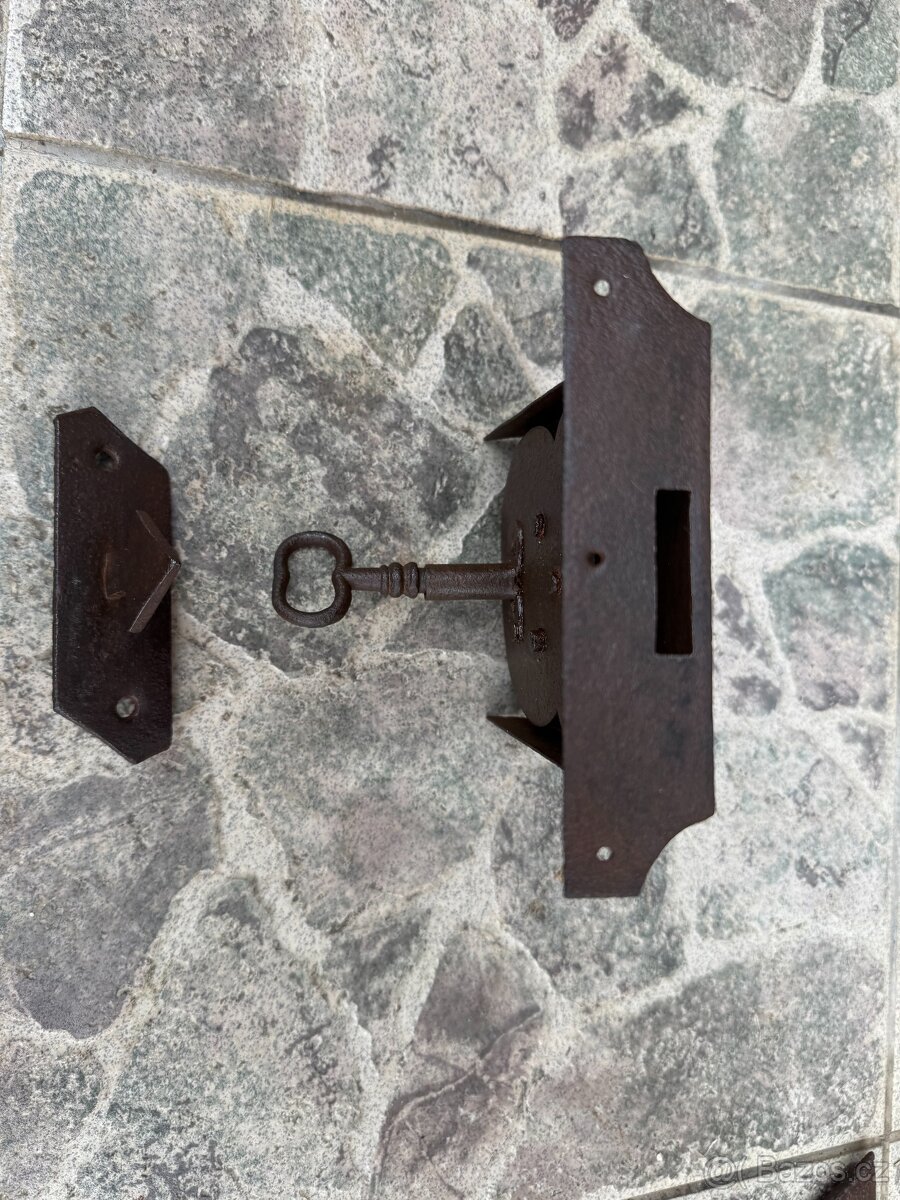Starožitný zámek asi k truhle - 5