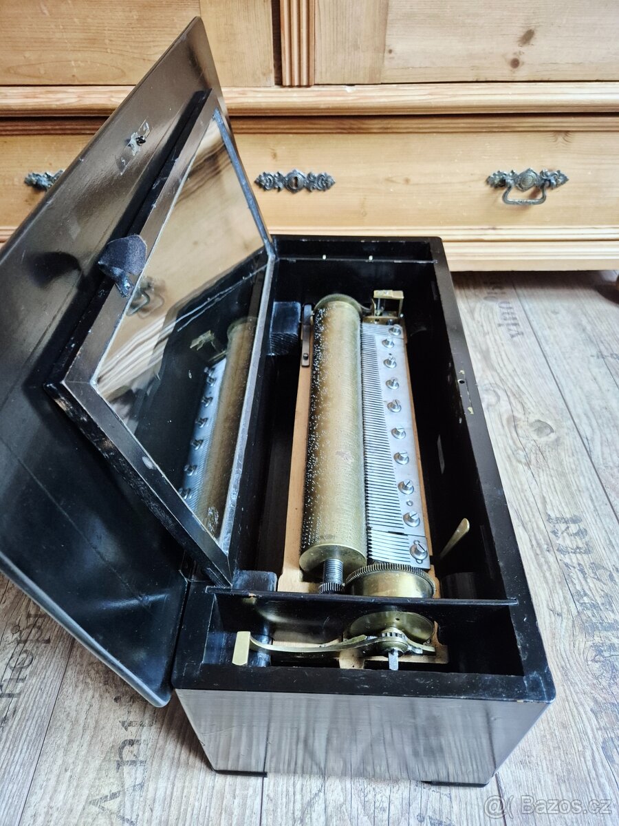 Krásný starožitný hrací stroj se zvonečky a bubínkem - 5