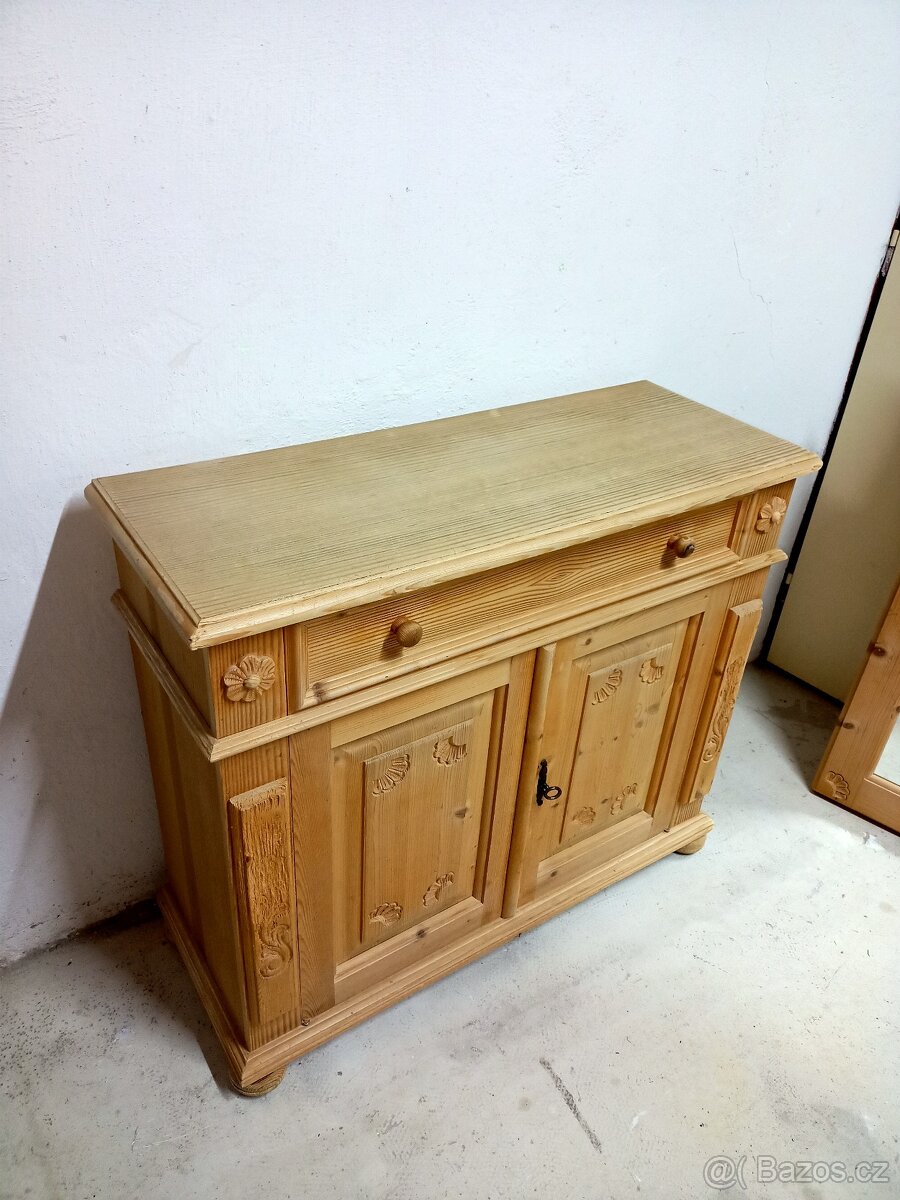 Prodám hezkou sestavu z masivu-komoda,věšák,zrcadlo. - 5