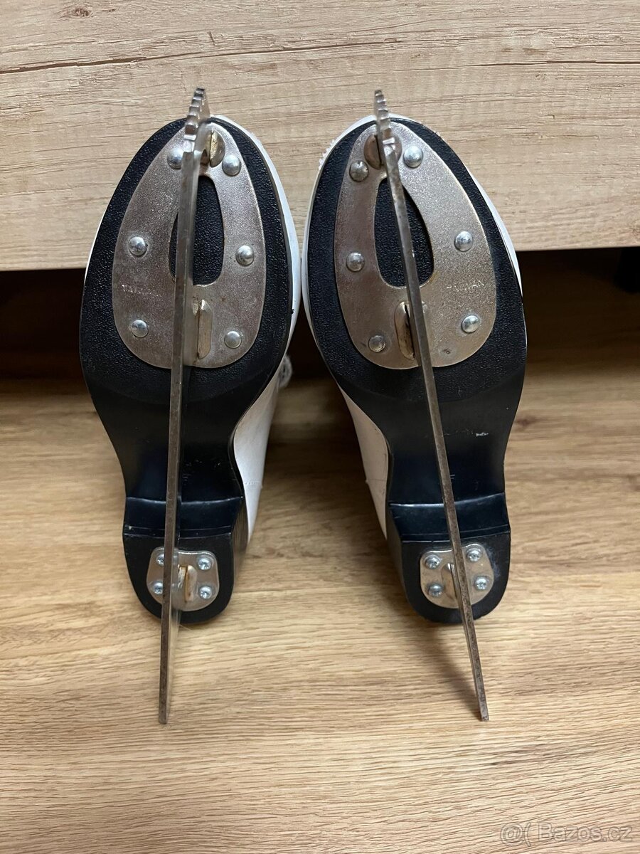 Prodám dívčí lední brusle Techno Pro, EU 35 - 5