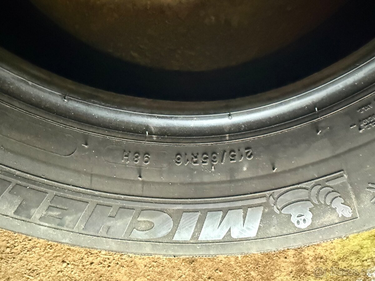 prodám zimní 215/65/16 Michelin - 5