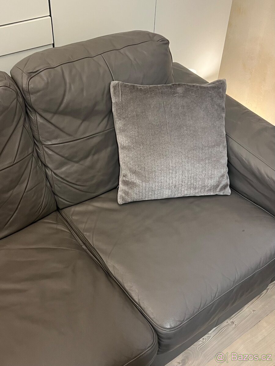 IKEA SKOGABY – kožená 2-místná sedačka, šedá - 5