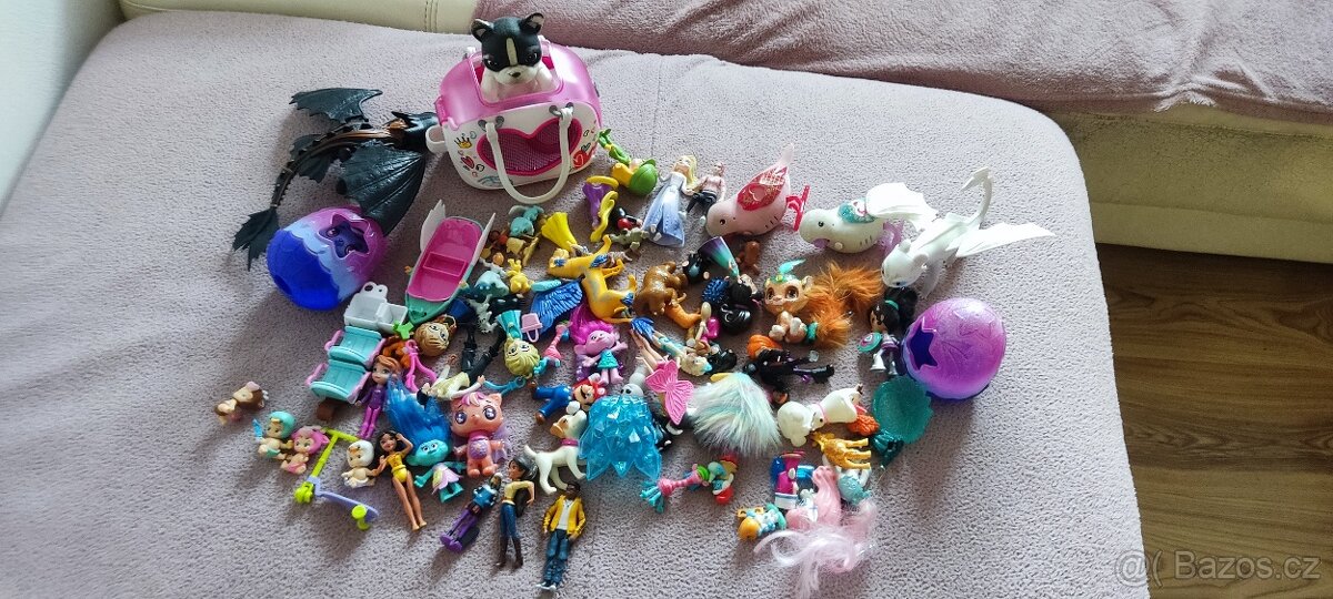 Dřevěný domeček pro panenky s malými hračkami - 5