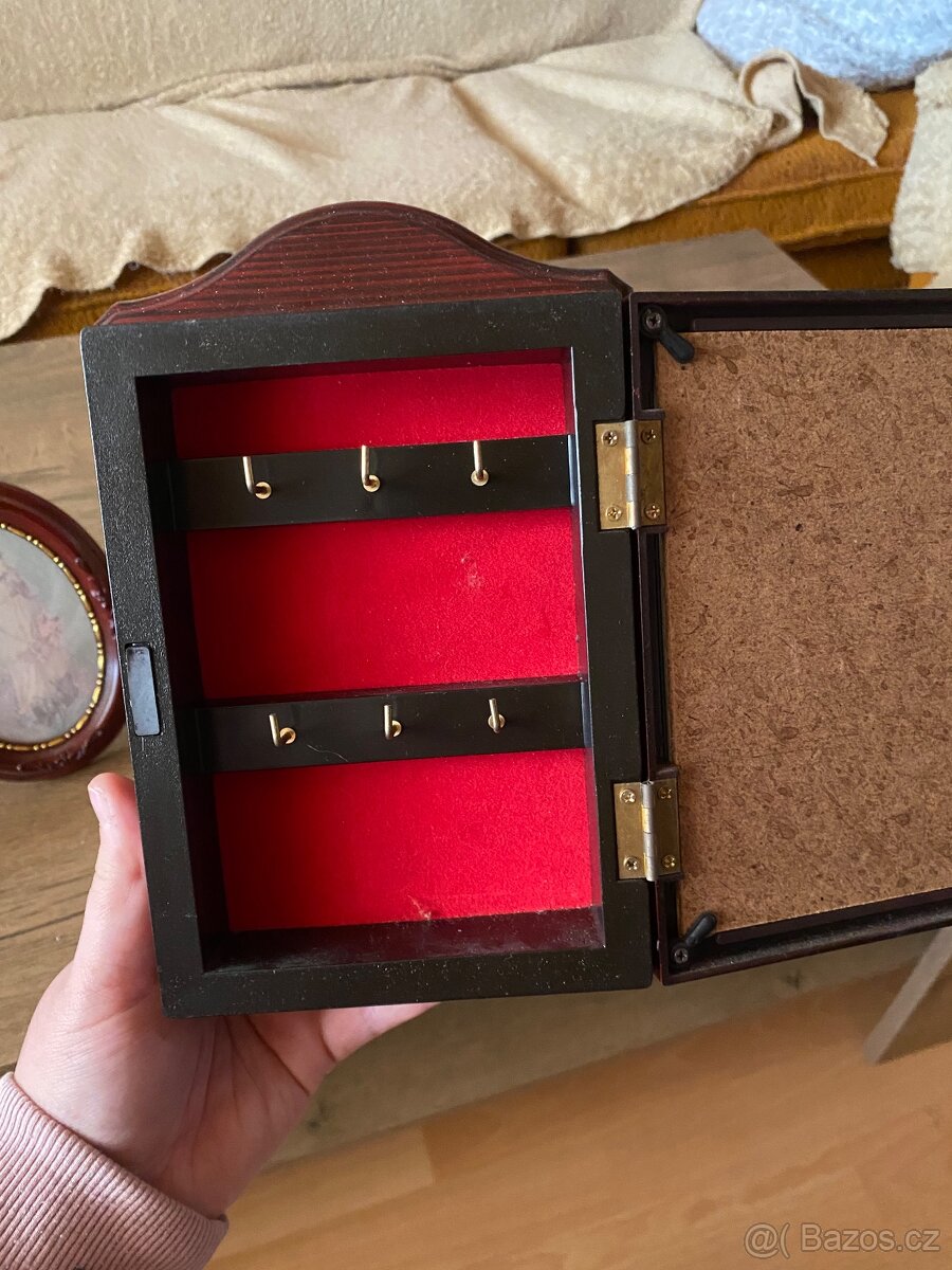 Dva obrázky a skříňka na klíče - 5