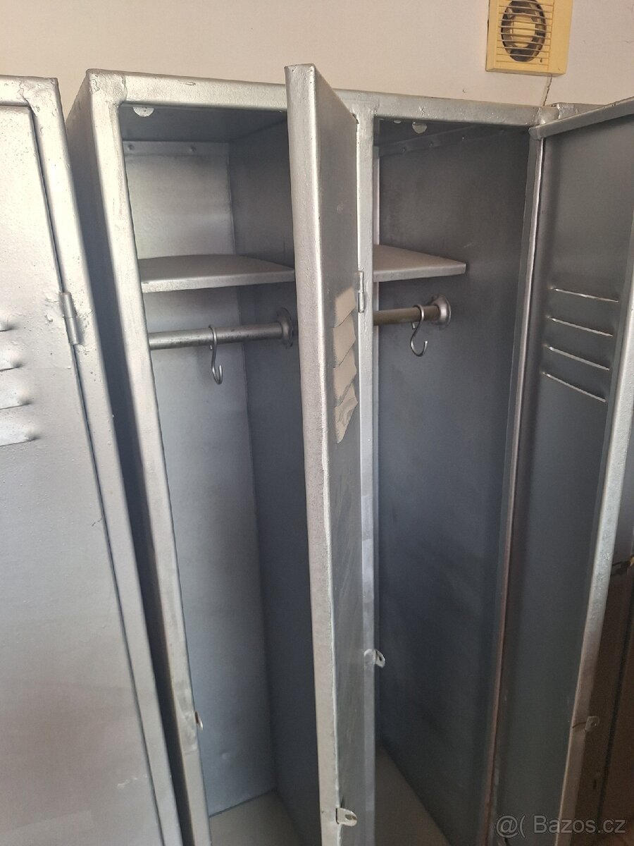 Kovová šatní skříňka - 5
